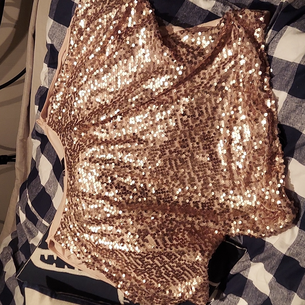 Bisou Bisou shimmery gold/beige top.